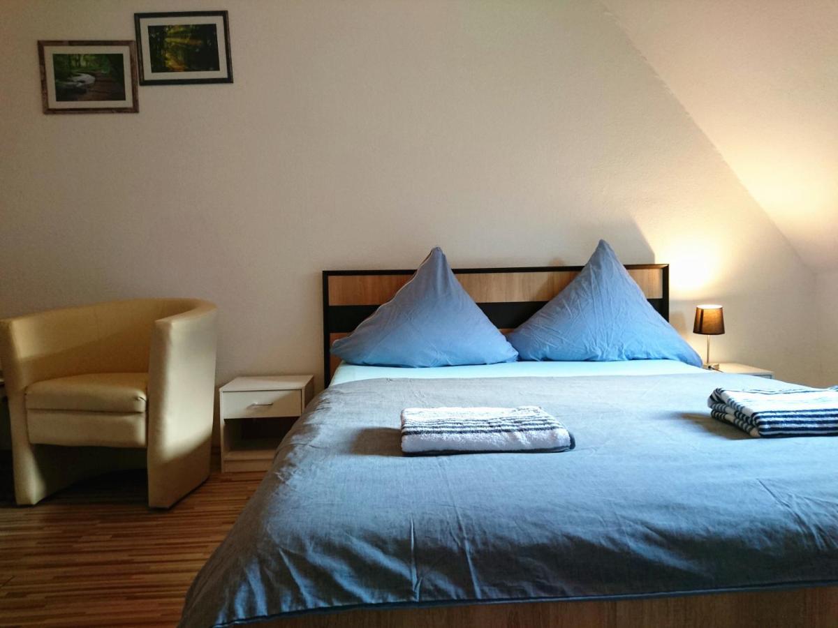 Nest City - Not A Hotel, Private Room With Shared Showers, No Parking, Breakfast, Or Kitchen, Towels Available For A Fee, Check-In 4 Pm To 11 Pm Konstanz Buitenkant foto