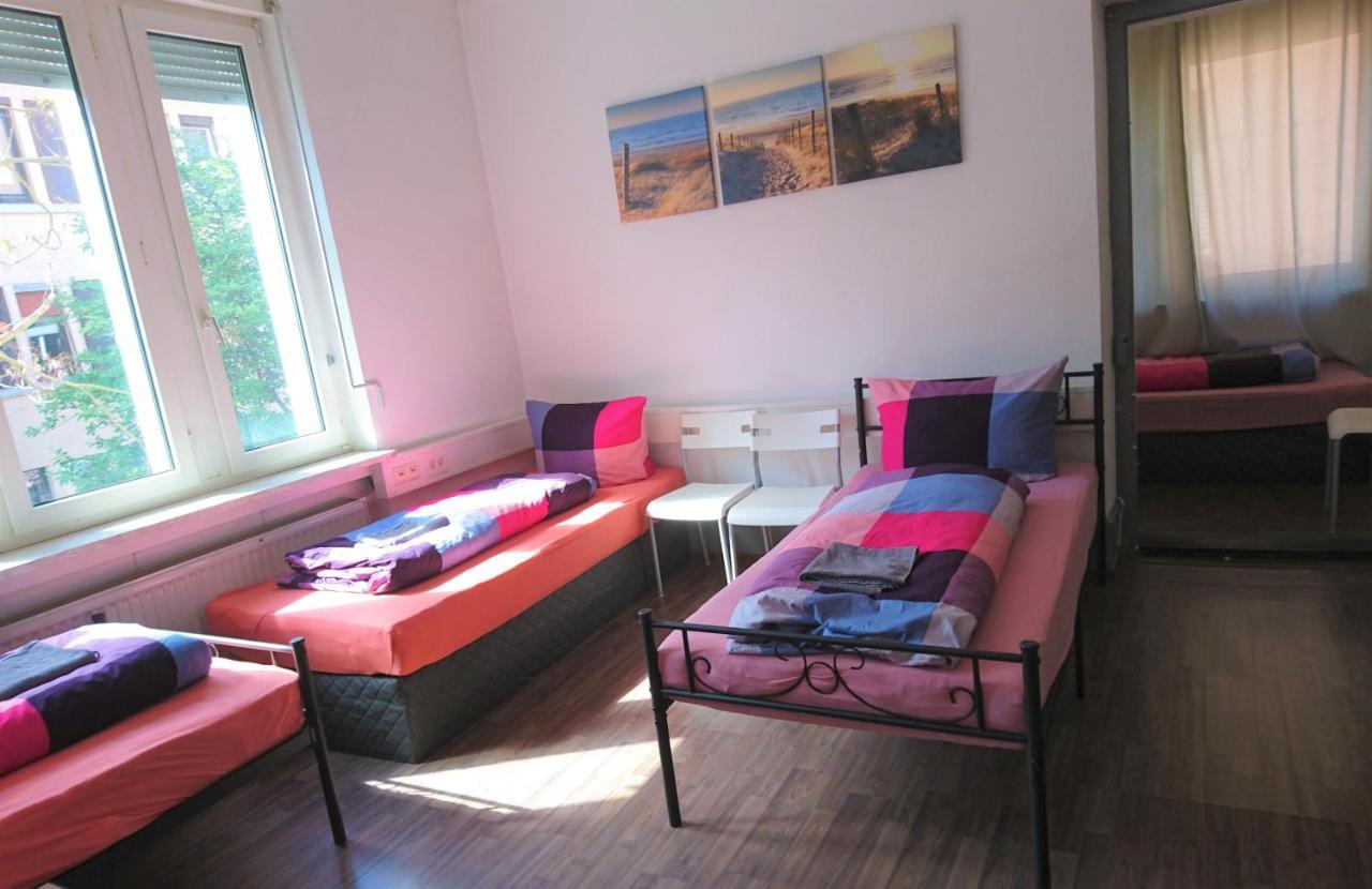 Nest City - Not A Hotel, Private Room With Shared Showers, No Parking, Breakfast, Or Kitchen, Towels Available For A Fee, Check-In 4 Pm To 11 Pm Konstanz Buitenkant foto
